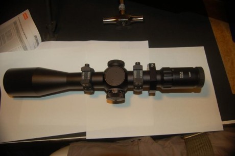  RETÍCULA EN PRIMER PLANO FOCAL ILUMINADA 
 LAS MEDICIONES DE DISTANCIA CON LA RETICULA SE HACEN EN CUALQUIER 82