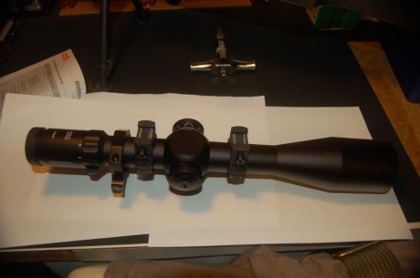  RETÍCULA EN PRIMER PLANO FOCAL ILUMINADA 
 LAS MEDICIONES DE DISTANCIA CON LA RETICULA SE HACEN EN CUALQUIER 80