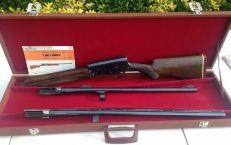 Escopeta repetidora Browning, fabricada en Bélgica, calibre 12, 2 cañones largo y corto. 
Con maleta de 02