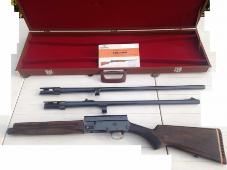 Escopeta repetidora Browning, fabricada en Bélgica, calibre 12, 2 cañones largo y corto. 
Con maleta de 01