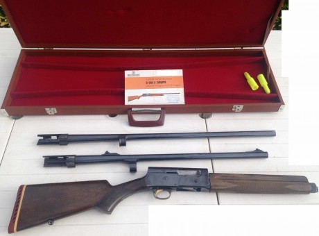 Escopeta repetidora Browning, fabricada en Bélgica, calibre 12, 2 cañones largo y corto. 
Con maleta de 00