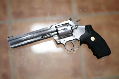 Vendo Revolver Colt King Cobra cal .357 Magnum cañón de 6"

En perfecto estado.

Lo vendo porque 02