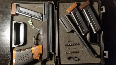 Hola pistola Astra TS .22 y todos estos accesorio:

Manual impreso no original
Maletín
3 cargadores (TS-55 00