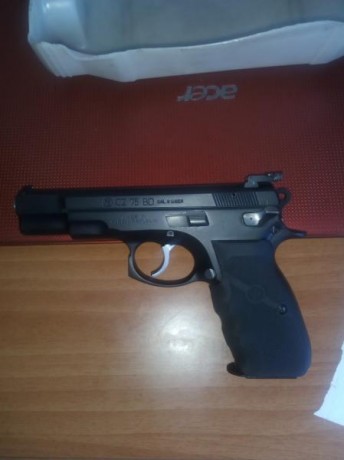 Vendo Tanfoglio match 9mm 5pulgadas un cargador con maletín.325 euro con portes incluidos.luego una cz75bd 01