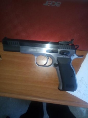 Vendo Tanfoglio match 9mm 5pulgadas un cargador con maletín.325 euro con portes incluidos.luego una cz75bd 00