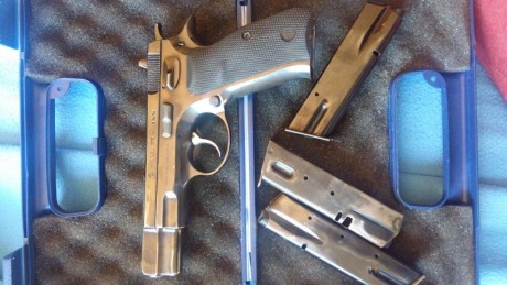 Se vende CZ 75 con 2 cargadores y su maletín, funciona perfectamente. Guiada en A pero también se puede 01