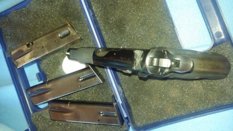 Se vende CZ 75 con 2 cargadores y su maletín, funciona perfectamente. Guiada en A pero también se puede 00