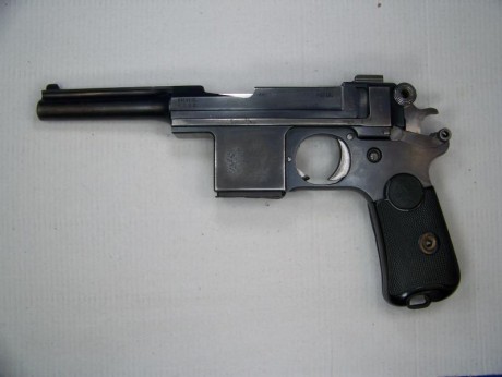 vendo bermann 1908 . 9 largo . un juego de cachas y un cargador estra . 850 € . guiado en F      670211056 01