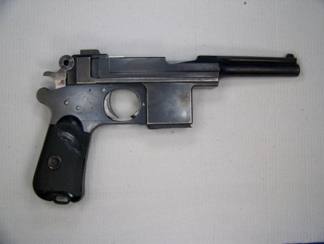vendo bermann 1908 . 9 largo . un juego de cachas y un cargador estra . 850 € . guiado en F      670211056 00