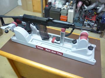 Sabeis algo de este subfusil? Esta a la venta en NIDEC en calibre .222 y a mi me parece que muy bien de 50