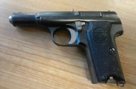 Se vende ASTRA 300, calibre 9 mm corto (.380), un cargador y esta guiada en  "F" , precio 120,00€ 01