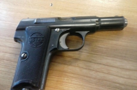 Se vende ASTRA 300, calibre 9 mm corto (.380), un cargador y esta guiada en  "F" , precio 120,00€ 00