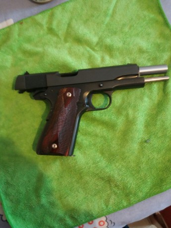 Hola. Un amigo vende este arma prácticamente nueva, en uso, pero el libro de coleccionista ( No de réplicas). 02