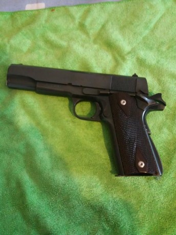 Hola. Un amigo vende este arma prácticamente nueva, en uso, pero el libro de coleccionista ( No de réplicas). 00