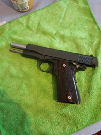 Hola. Un amigo vende este arma prácticamente nueva, en uso, pero el libro de coleccionista ( No de réplicas). 11