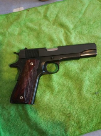 Hola. Un amigo vende este arma prácticamente nueva, en uso, pero el libro de coleccionista ( No de réplicas). 10