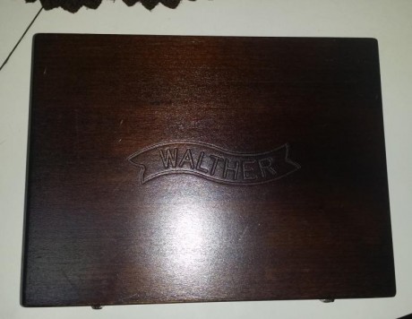 vendo caja de pistola walther conmemorativa P38 nueva madera de nogal40 euros gastos envio incluidos 01
