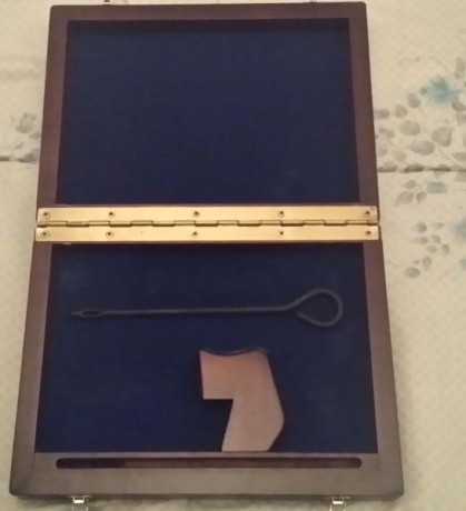 vendo caja de pistola walther conmemorativa P38 nueva madera de nogal40 euros gastos envio incluidos 00