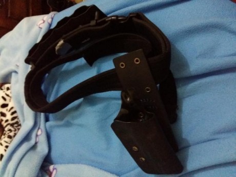 Se vende CZ 75 con 2 cargadores y su maletín, funciona perfectamente. Guiada en A pero también se puede 160