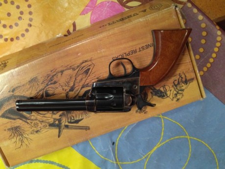 Pongo a la venta este revolver Uberti Stallion 4-3/4 del 22Lr, funciona correctamente y entran todos los 11