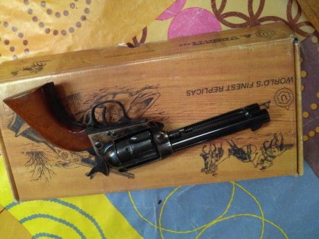 Pongo a la venta este revolver Uberti Stallion 4-3/4 del 22Lr, funciona correctamente y entran todos los 10