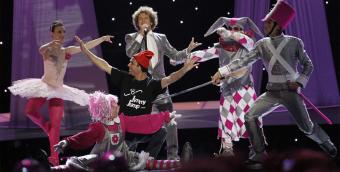 Ja Ja Ja ... Ya le podria haber metido una bueno hostia al "pequeñito" ... 

https://www.20minutos.es/noticia/721979/0/espontaneo/daniel-diges/eurovision/ 50