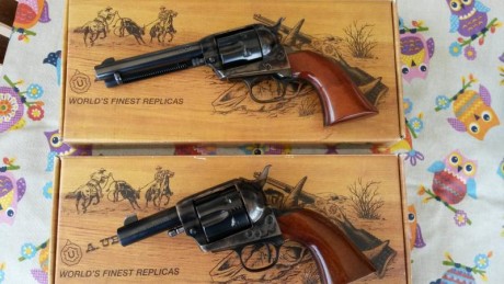 Revolver Uberti Stallion 4-3/4 del 22Lr y revolver Uberti Cattleman réplica del Colt SAA 1873 en calibre 02
