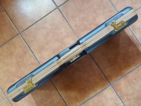 Se vende este maletin blaser prácticamente nuevo. Se puede ver en las fotos.  No le puedo usar para mi 00