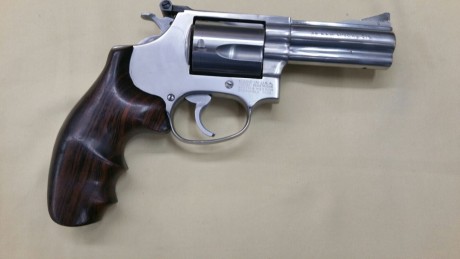 Vendo de un amigo ,REVOLVER S&W , modelo 60 (tambor de 5 tiros) calibre 38 s&w , acero inoxidable 01