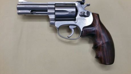 Vendo de un amigo ,REVOLVER S&W , modelo 60 (tambor de 5 tiros) calibre 38 s&w , acero inoxidable 00