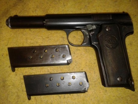 VENDIDA pistola Astra 400 calibre 9 mm largo por 300 €. Es del año 1936, tiene dos cargadores y cachas 00