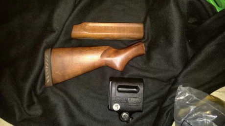 Buenas.
Haciendo limpia En el trastero aparecieron las maderas de mi mossberg 500  7+1. Estan en perfecto 02