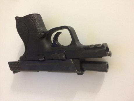 Vendo MP9 compact, calibre 9mm parabelun. Se entrega con su maletín original, tres juegos de empuñadura 10
