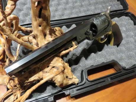 Vendo revolver colt navy cal.44 como nuevo solamente a tirado 4 tambores, estado impecable lo compre por 02