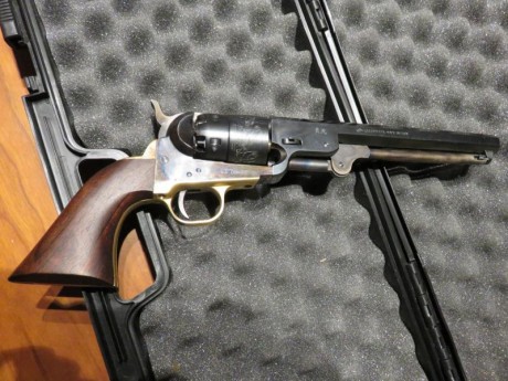 Vendo revolver colt navy cal.44 como nuevo solamente a tirado 4 tambores, estado impecable lo compre por 12