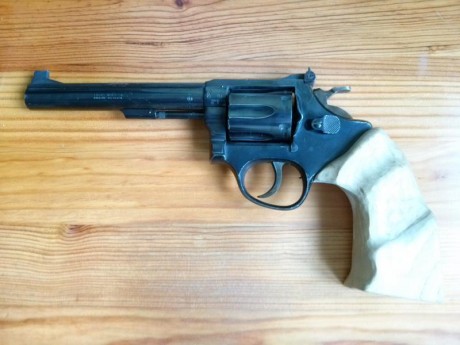 Vendo revólver Taurus calibre .38special cañón de 6 pulgadas, miras regulables, buena precisión por  90 00