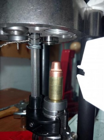 Una consulta, he comprado el bullet feeder die de hornady (die coloca puntas para usar con tolva) en una 100