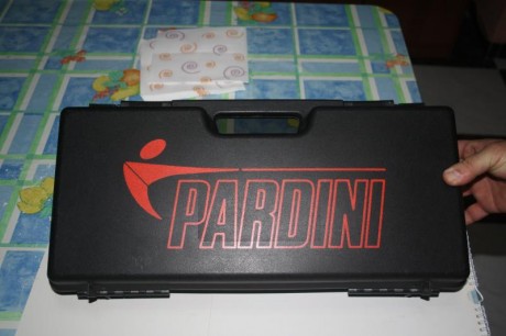 Pardini del 32 en perfecto estado, en su maletín original, con dos cargadores, manual de instrucciones, 00