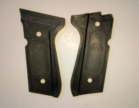 Se venden cachas de goma para Beretta 92 FS. Son Made in U.S.A de la marca HOGUE y son bastante finas, 00