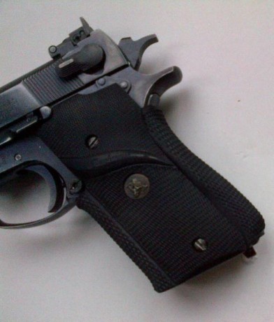 Se venden cachas de goma para Smith Wesson 59. Son Made in U.S.A. de la marca PACHMAYR, el modelo Signature. 02