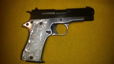 Vendo pistola BKM del 9 mm pb guiada con licencia "F", varios cargadores y dos juegos de cachas 01