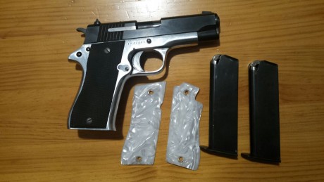 Vendo pistola BKM del 9 mm pb guiada con licencia "F", varios cargadores y dos juegos de cachas 00