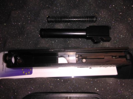 Con dos cargadores de 15 y uno de 19, baqueta y caja originales.
Puntos de fibra HiViz, rabera y retenidas 02