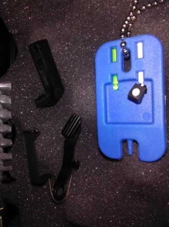 Con dos cargadores de 15 y uno de 19, baqueta y caja originales.
Puntos de fibra HiViz, rabera y retenidas 00