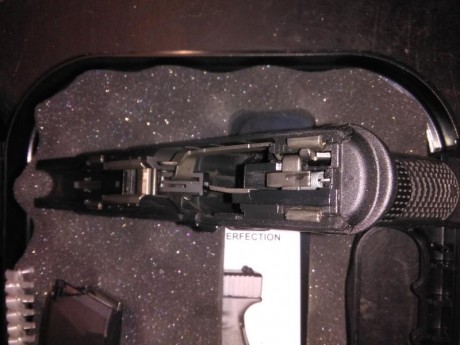 Con dos cargadores de 15 y uno de 19, baqueta y caja originales.
Puntos de fibra HiViz, rabera y retenidas 12