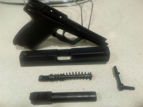 Un amigo  vende HK  cal. 45, en muy buen estado pocos tiros por 300€, está en Mallorca para quien quiera 01