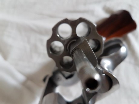 Vendo revolver Smith & Wesson 6" 44magnun en acero inoxidable single y doble accion
El revolver 01