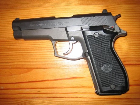 Hola. Un amigo vende esta pistola impoluta,  es de las primeras que vinieron a la península de la mano 02