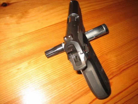 Hola. Un amigo vende esta pistola impoluta,  es de las primeras que vinieron a la península de la mano 00