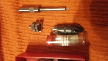 Vendo dies del 7x57 de la marca lee además de recortador de vainas para taladro electico y un deburring 00